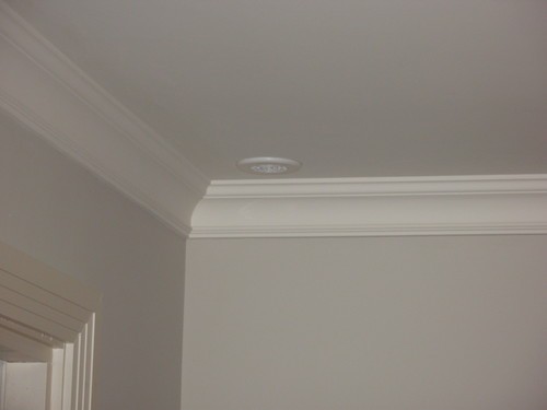 Streichen der Decke mit Farbe auf Wasserbasis zum Tünchen