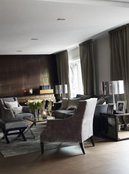 Mobili scuri sullo sfondo della carta da parati scura