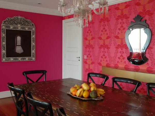 Mobili scuri su uno sfondo di carta da parati luminosa