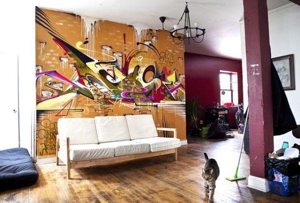 Adesivo murale con graffiti all'interno del soggiorno, nello stile di un loft