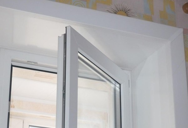 Wie man die Hänge an den Fenstern verputzt