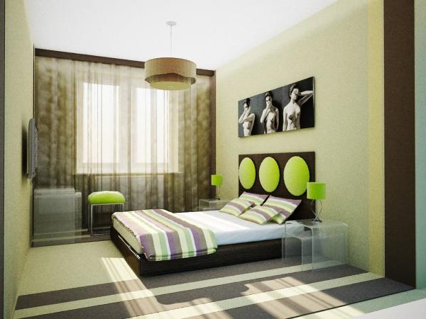 Combinación de papeles pintados en el dormitorio de los hombres.