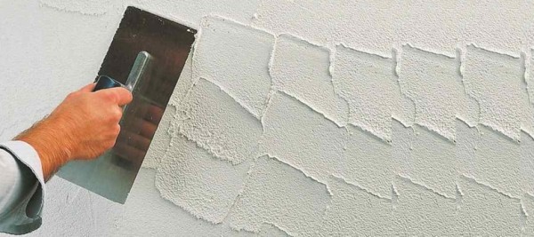 Reboco de gesso durante o reparo