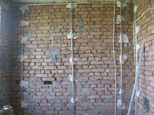 Preparing the walls for putty Preparing the walls for putty