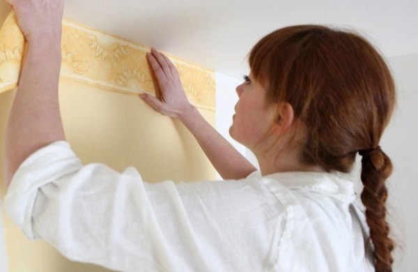 Pasta de papel tapiz en el borde