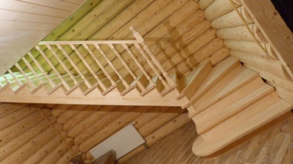 Wie man eine Holztreppe in einem Haus malt Wie man eine Holztreppe in einem Haus malt