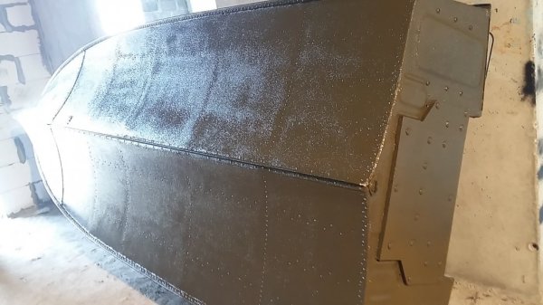 Hammeremail am Boden des Bootes