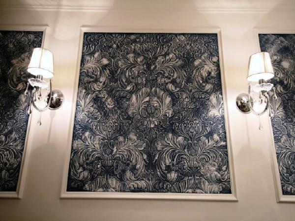 Peinture murale en forme de petits panneaux muraux réalisés dans le style des graphiques au crayon. Ne surchargez pas l'espace, mais en même temps, définissez un style de conception clair