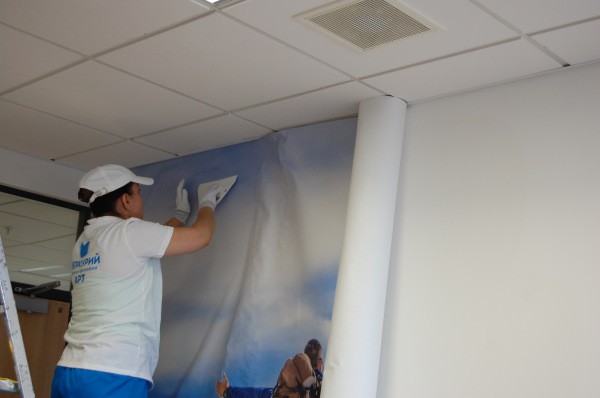 Sur la photo, processus consistant à coller un fond d'écran photo à partir d'un seul site Web. L'occupation est difficile, prend du temps et nécessite une certaine expérience