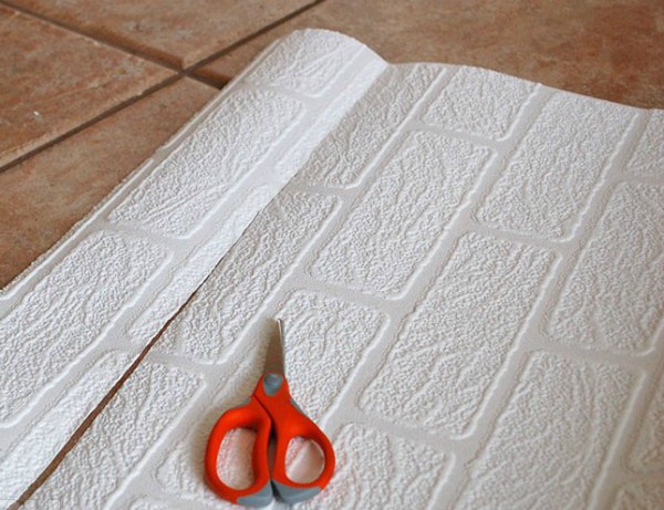 Schneiden Sie die Tapete Schneiden Sie die Tapete