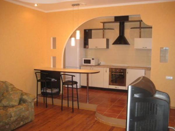 Dividendo la parete in cartongesso della cucina e del soggiorno Dividendo la parete in cartongesso della cucina e del soggiorno