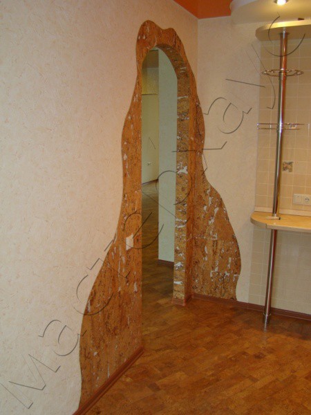 Tür mit einem Korken markiert. Eine originelle und kostengünstige Designlösung, die selbst das bescheidenste Budget beherrscht