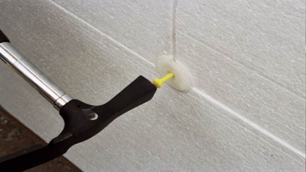 Fixation en mousse avec des parachutes en plastique