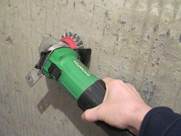 Auf dem Foto - Reinigen Sie die Wände mit einer Mühle