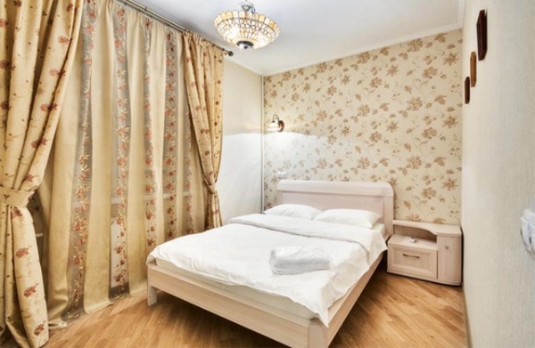 El papel pintado en el dormitorio es pequeño.