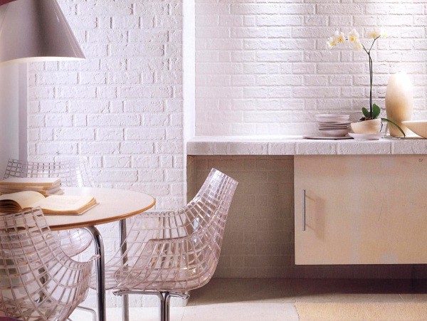 زخرفة جدار من الطوب باستخدام تقنية sgraffito