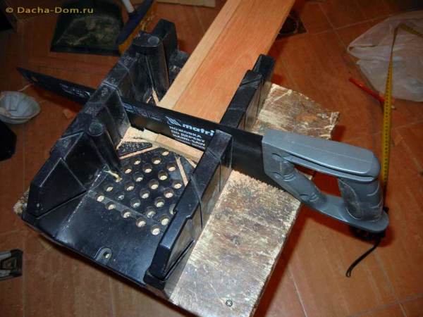 Coupez le panneau avec un outil spécial appelé menuiserie. Grâce à lui, la coupe est parfaitement lisse