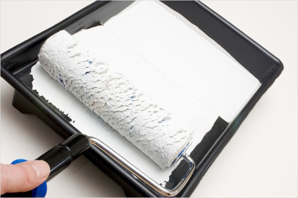 Überschüssige Farbe von der Walze entfernen