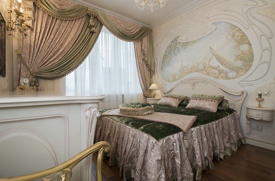 Jugendstil-Schlafzimmer mit Fresko an der Wand Jugendstil-Schlafzimmer mit Fresko an der Wand
