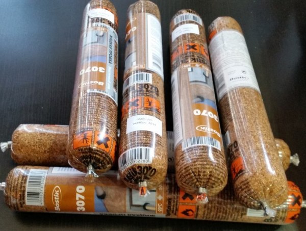 Πρώτες ύλες για επίστρωση ψεκασμού. Φυσικός φελλός, αραιωμένος σε ειδικό διάλυμα και μετά ψεκασμός στους τοίχους Πρώτες ύλες για επίστρωση ψεκασμού. Φυσικός φελλός, αραιωμένος σε ειδικό διάλυμα και μετά ψεκασμός στους τοίχους