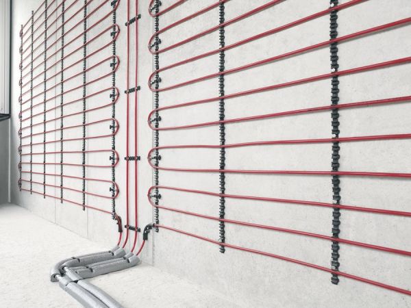 Warmer elektrischer Teppich an der Wand