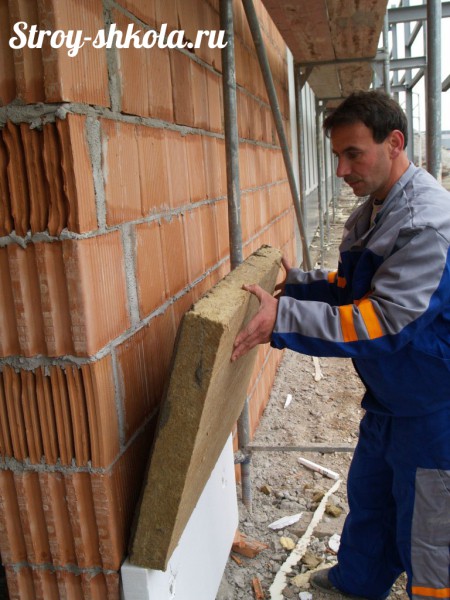 Isolamento delle pareti con lana di basalto spessore 150 mm. Anche le pareti più sottili non si congelano con un tale rivestimento.