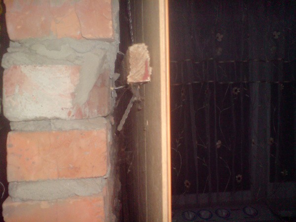 Vue du support de doublure dans une tranche latérale. L'espace vide peut être utilisé pour poser une couche supplémentaire d'isolation