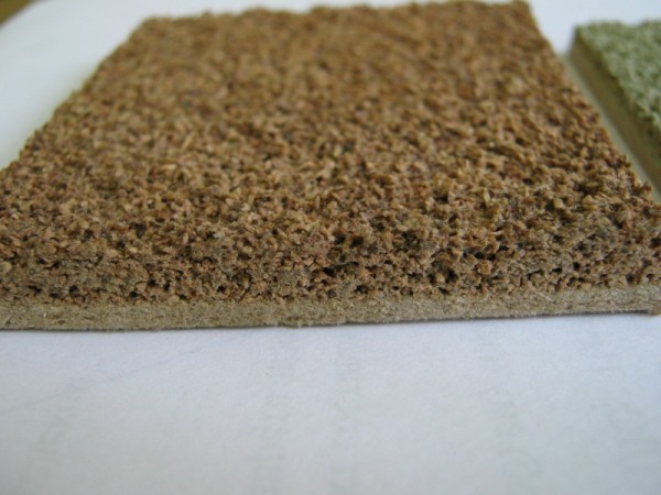 Die Innenseite der Korkplatte, die direkt an der Wand haftet