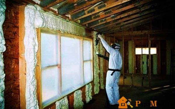 Riempimento con penoizol della parte interna delle pareti. Con tale riscaldamento, anche le gelate artiche non sono terribili