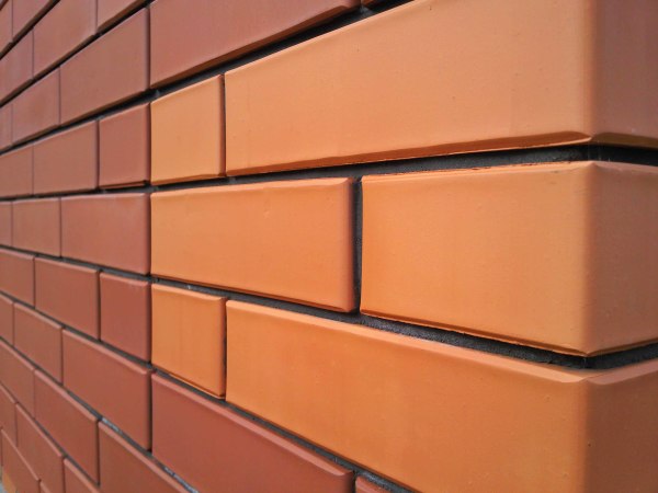 Φωτογραφία. Κεραμικοί τοίχοι στο διάδρομο. Οι κεραμικοί τοίχοι από τούβλα φαίνονται τακτοποιημένοι και αισθητικοί