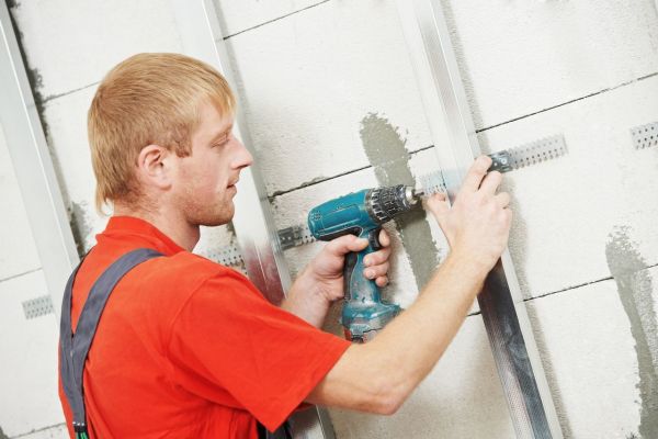 Es ist sehr einfach, den Rahmen an der Wand selbst mit Trockenbau zu versehen, auch ohne besondere Fähigkeiten