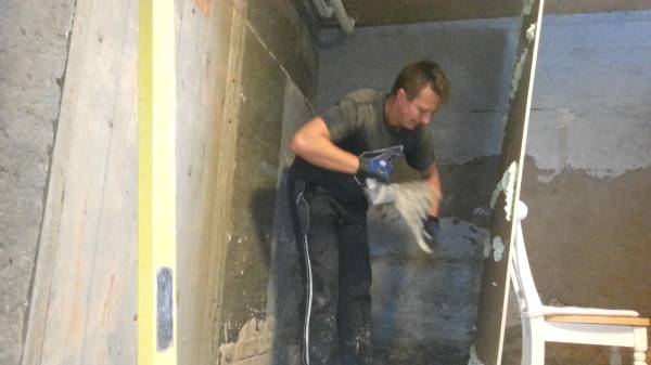 Auf dem Foto sehen wir ein Beispiel für die rahmenlose Installation von Trockenbauwänden an den Wänden mit Montageschaum