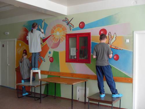 تظهر الصورة زخرفة جدران ممر الروضة بأيديهم باستخدام الطلاء تظهر الصورة زخرفة جدران ممر الروضة بأيديهم باستخدام الطلاء