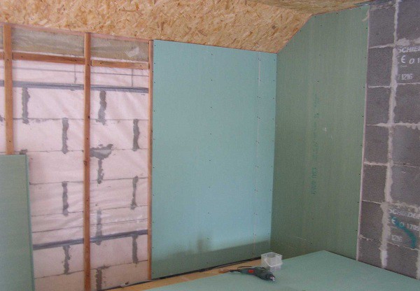 In the photo you see the wall cladding of foam blocks with drywall, in several ways at once, which does not reduce its strength