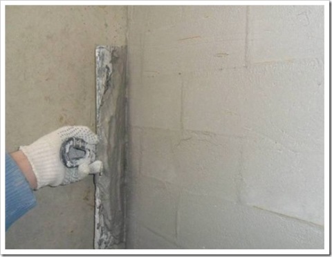 Enyesando una pared de ladrillos