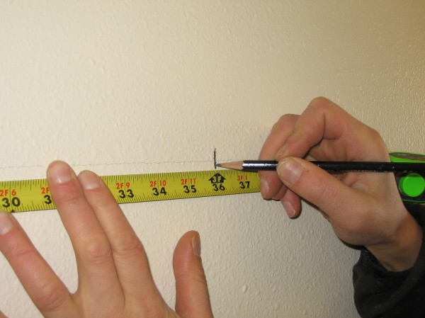 Wie genau und gleichmäßig die Markierung der Wand unter der Kiste sein wird, wie glatt und hochwertig Ihre Gipskartonwände sein werden