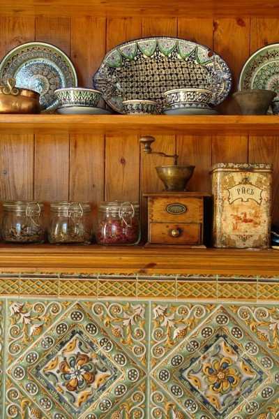 Natürliches Futter widerspricht nicht nur nicht dem Konzept des Landhausstils, sondern gilt auch als beste Option für die Wanddekoration