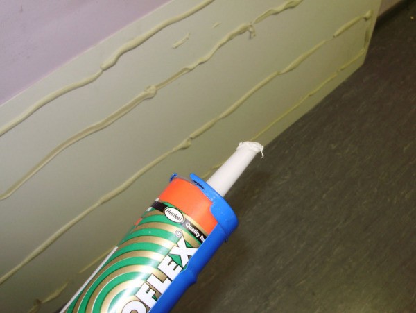 Es ist sehr wichtig, die Trockenbauplatten korrekt und genau an die Wände zu kleben, damit Ihre Wände in Zukunft nicht einstürzen