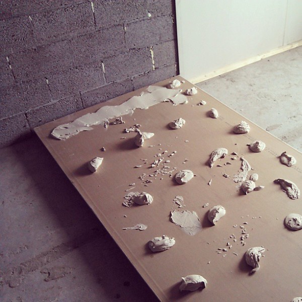 Duvarları çerçeve yapmadan alçı levha ile yapıştırmak çok daha basit, daha kolay ve daha az maliyetlidir.