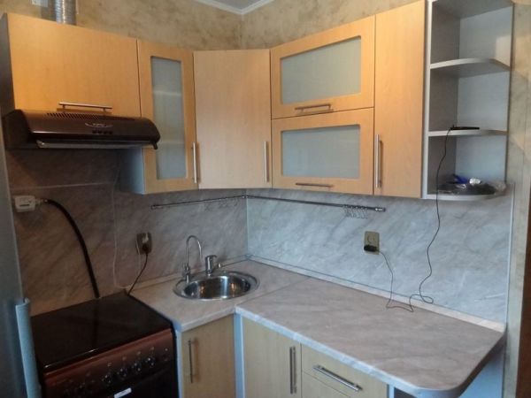 ألواح بلاستيكية على جدران المطبخ ألواح بلاستيكية على جدران المطبخ