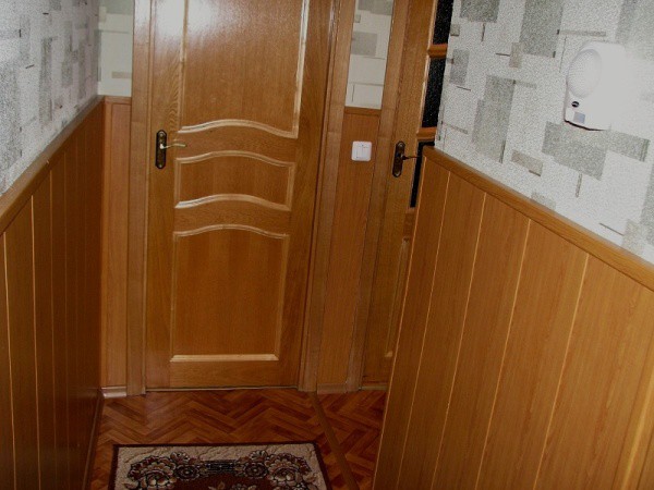 Hall d'entrée, partiellement gainé de panneaux MDF Hall d'entrée, partiellement gainé de panneaux MDF