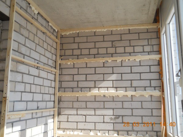 Various methods of installing drywall sheets depend not only on the material of the wall on which they are attached, but also on what you want to see in the end, as well as on the room where you use them
