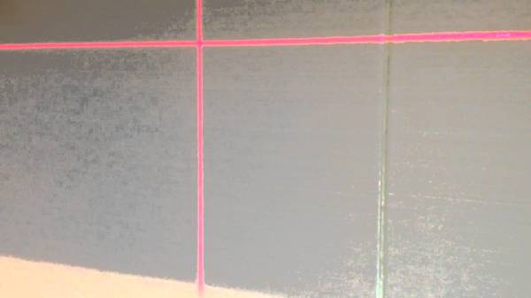 Die Lasermarkierung von Wänden ist nicht für jedermann erschwinglich, aber dies ist die genaueste Markierung, die es geben kann. Wenn Sie in diesem Bereich arbeiten möchten, benötigen Sie sie