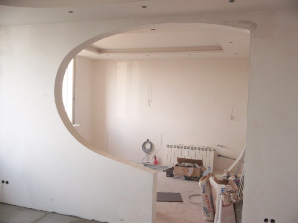 Mit Trockenbau können Sie Trennwände für die Zonierung des Raums erstellen, indem Sie zuerst einen Metallrahmen einsammeln und ihn mit Trockenbauplatten auskleiden