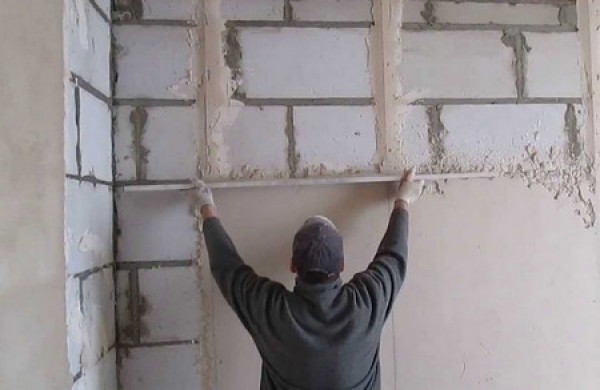 Le plâtre blanc de gypse est largement utilisé pour niveler les surfaces et leur préparation pour appliquer un revêtement décoratif. Le plâtre blanc de gypse est largement utilisé pour niveler les surfaces et leur préparation pour appliquer un revêtement décoratif.