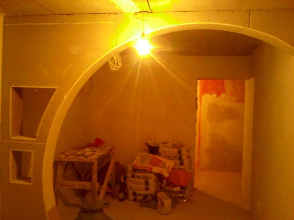 Il est plus difficile de monter des plaques de plâtre si vous créez une structure inhabituelle ou inégale, dans ce cas, il vaut la peine d'appeler un ami pour obtenir de l'aide Il est plus difficile de monter des plaques de plâtre si vous créez une structure inhabituelle ou inégale, dans ce cas, il vaut la peine d'appeler un ami pour obtenir de l'aide