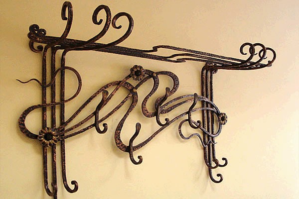 Стилна метална закачалка в коридора Стилна метална закачалка в коридора