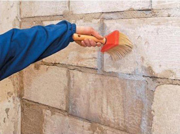 In order to avoid future infection of drywall with mold or fungus, brick walls, before the construction of the crate, must be treated with protective compounds