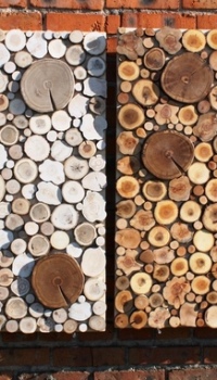 Farklı boyutlarda ahşap elemanlardan oluşan kare paneller bile estetik açıdan hoş görünebilir