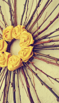 Güneş şeklinde toplanan dallar bile iç mekanınızı güzelce dekore edecek ve iyi bir ruh hali getirecek